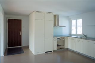 Geräumige Wohnküche in einer 4½-Zimmer-Wohnung. (© Andreas Ilg, Zürich)
